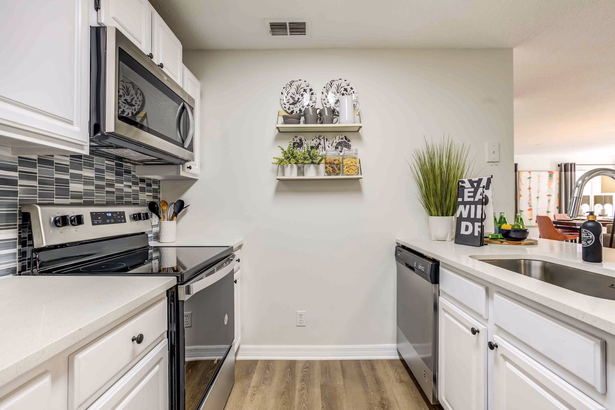 Modern kitchen featuring stainless steel appliances and granite countertops at Parks at Hunter's Creek Apartments