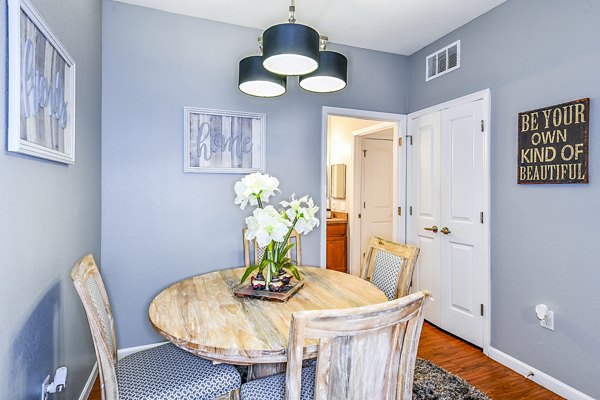 dining room at Windermere Cay Apartments