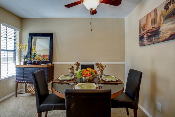 dining room at Duraleigh Woods Apartments