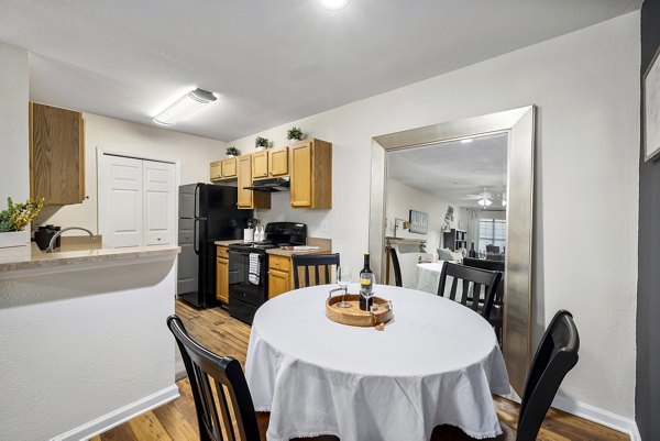 dining area at Encore at the Park Apartments