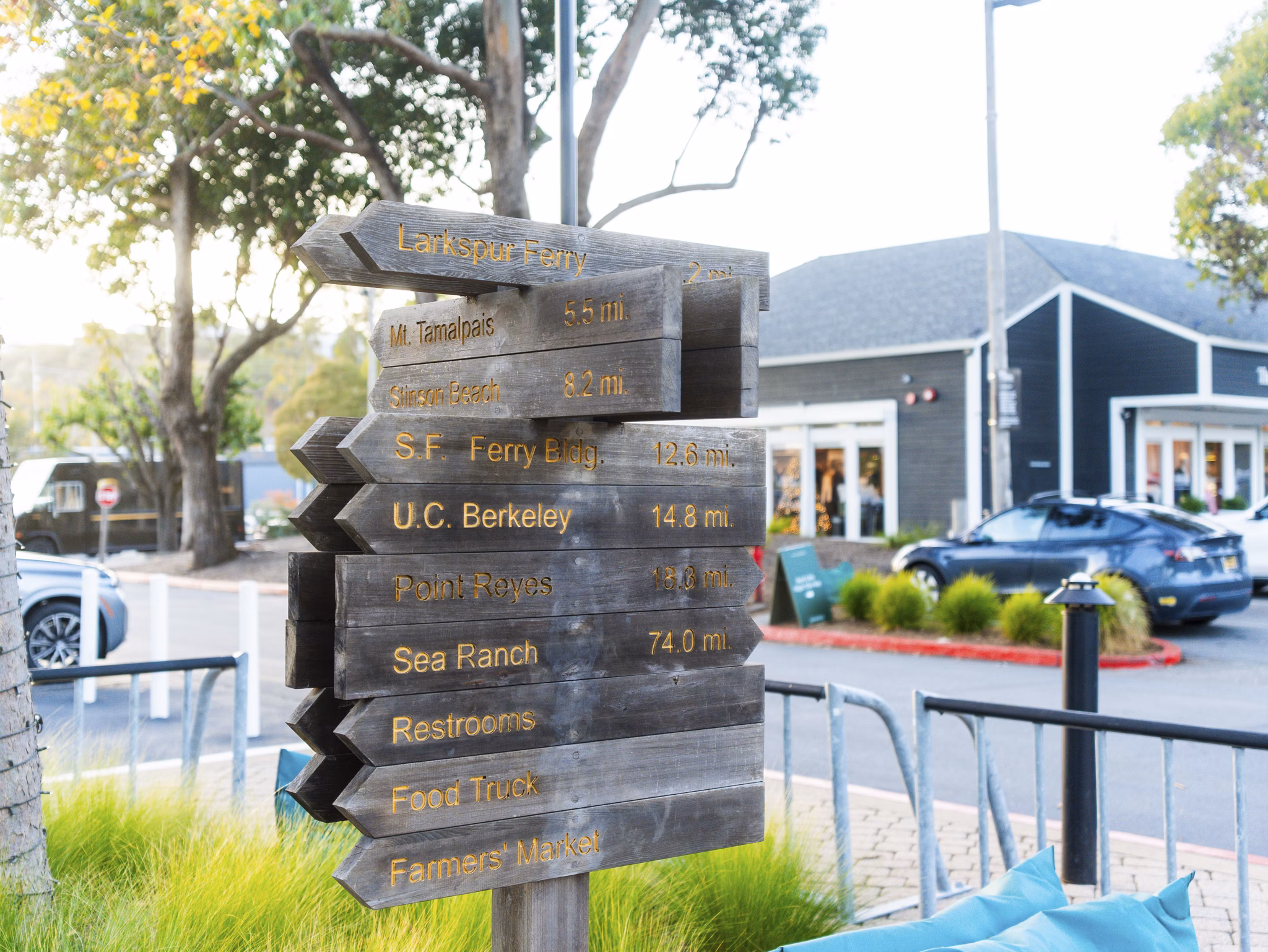 neighborhood at Larkspur Courts Apartments