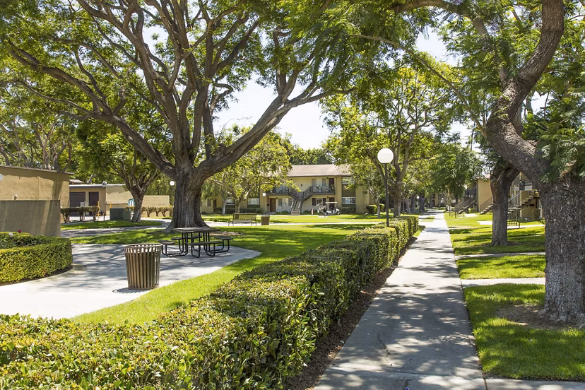 Landscaped courtyard with seating areas at Ventura Terrace Apartments