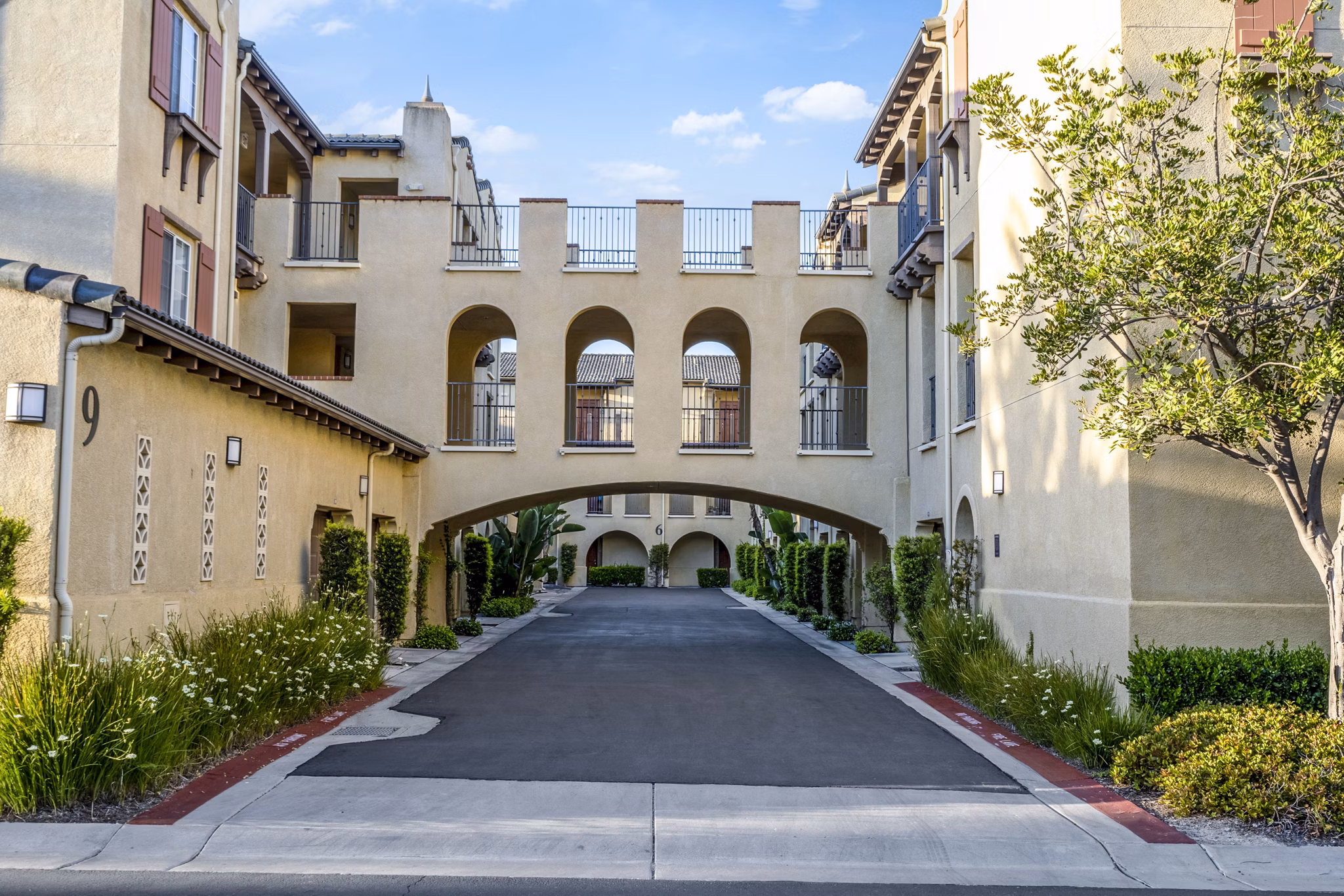 Rolling Hills Gardens: Modern luxury apartment in scenic hillside setting