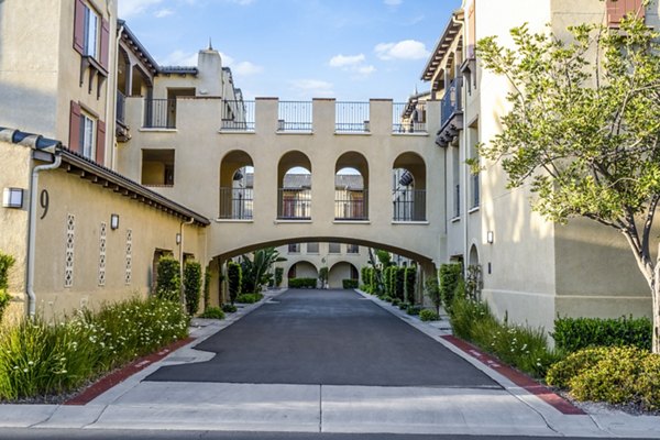 Rolling Hills Gardens: Modern luxury apartment in scenic hillside setting