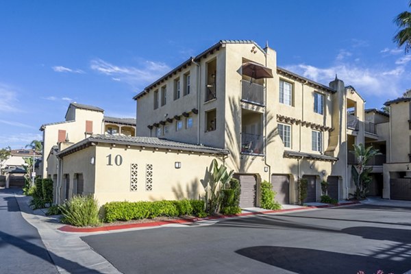 Rolling Hills Gardens: Elegant of luxury apartments nestled in a serene, park-like setting