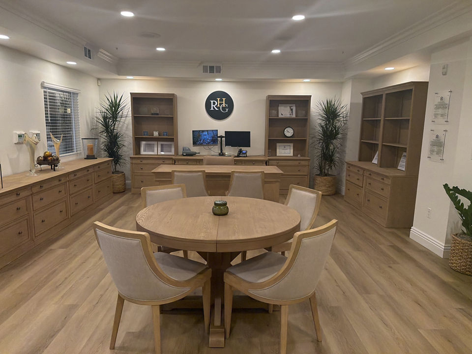 Rolling Hills Gardens: Modern clubhouse featuring luxury seating and elegant design at upscale apartments