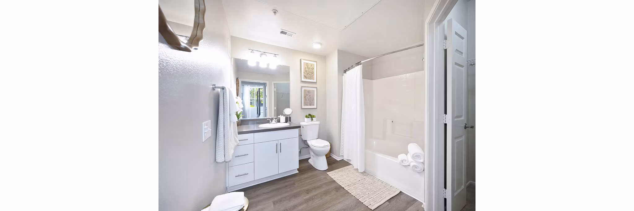 bathroom at Eagle Glen Apartments