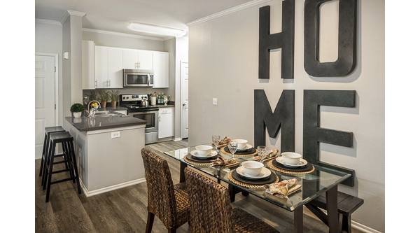 dining area at Eagle Glen Apartments