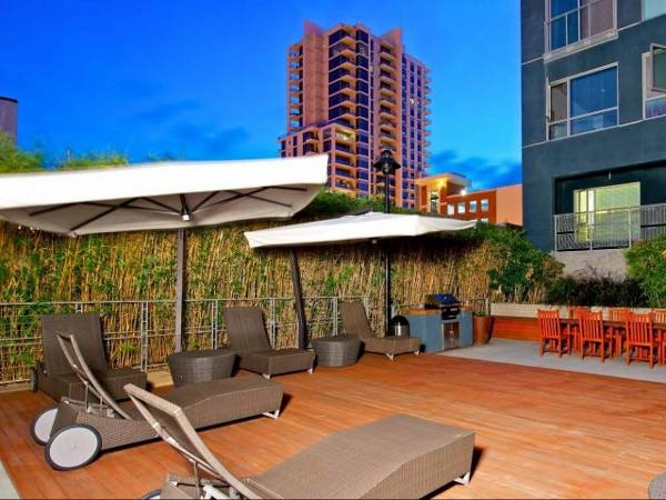 rooftop patio at Seventh&G Apartments