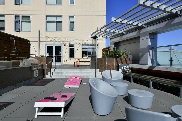 grill area and sun deck area at Venn Apartments