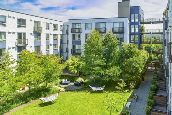 Courtyard patio featuring outdoor seating at The Station at Othello Park Apartments