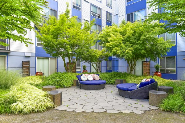 courtyard patio at The Station at Othello Park Apartments
