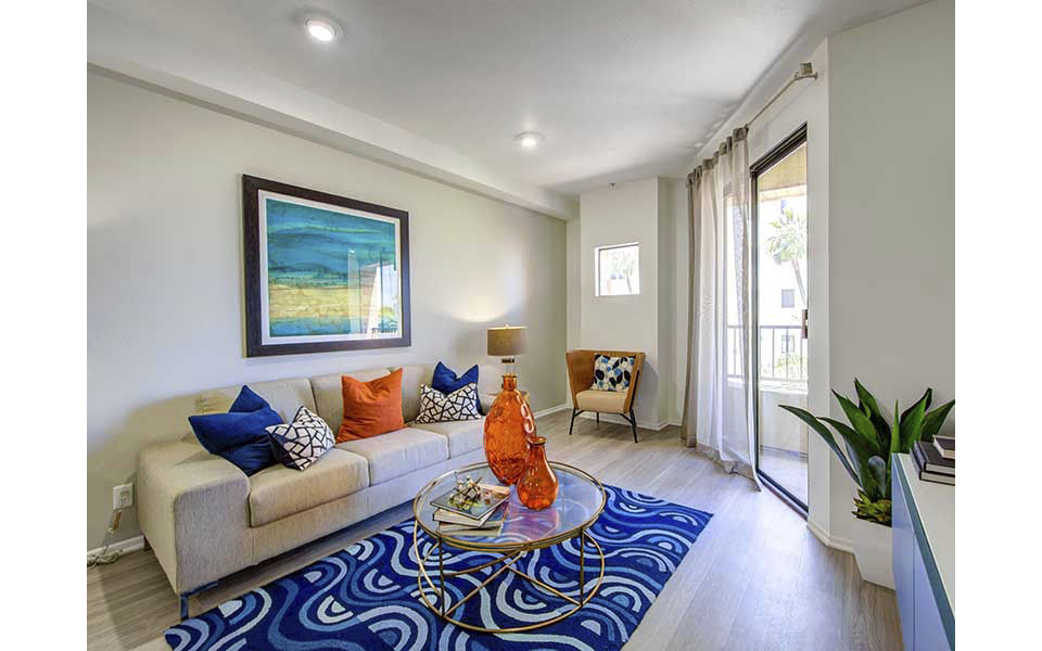 living room at Elevate Long Beach Apartments 