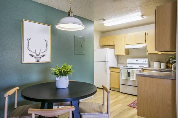 dining room at Villa Hermosa Apartments