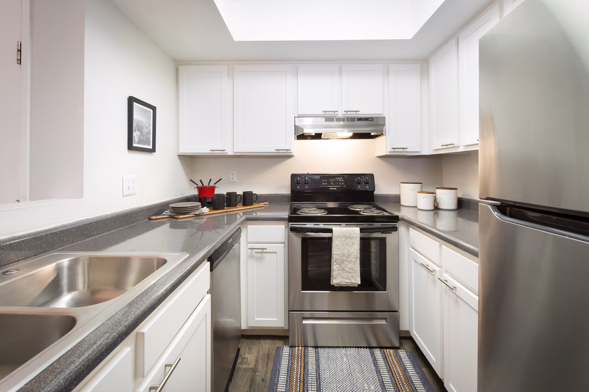 Modern kitchen with stainless steel appliances at The Ridge at Mountain View Apartments, offering a stylish living experience