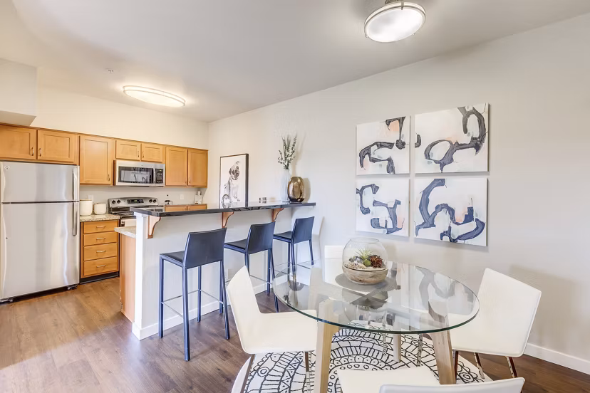 dining room at Belara at Lakeland Apartments 