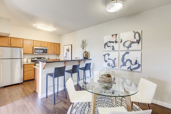 dining room at Belara at Lakeland Apartments 