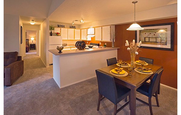 Dining room featuring modern furnishings and elegant lighting at Eight Towncenter Apartments
