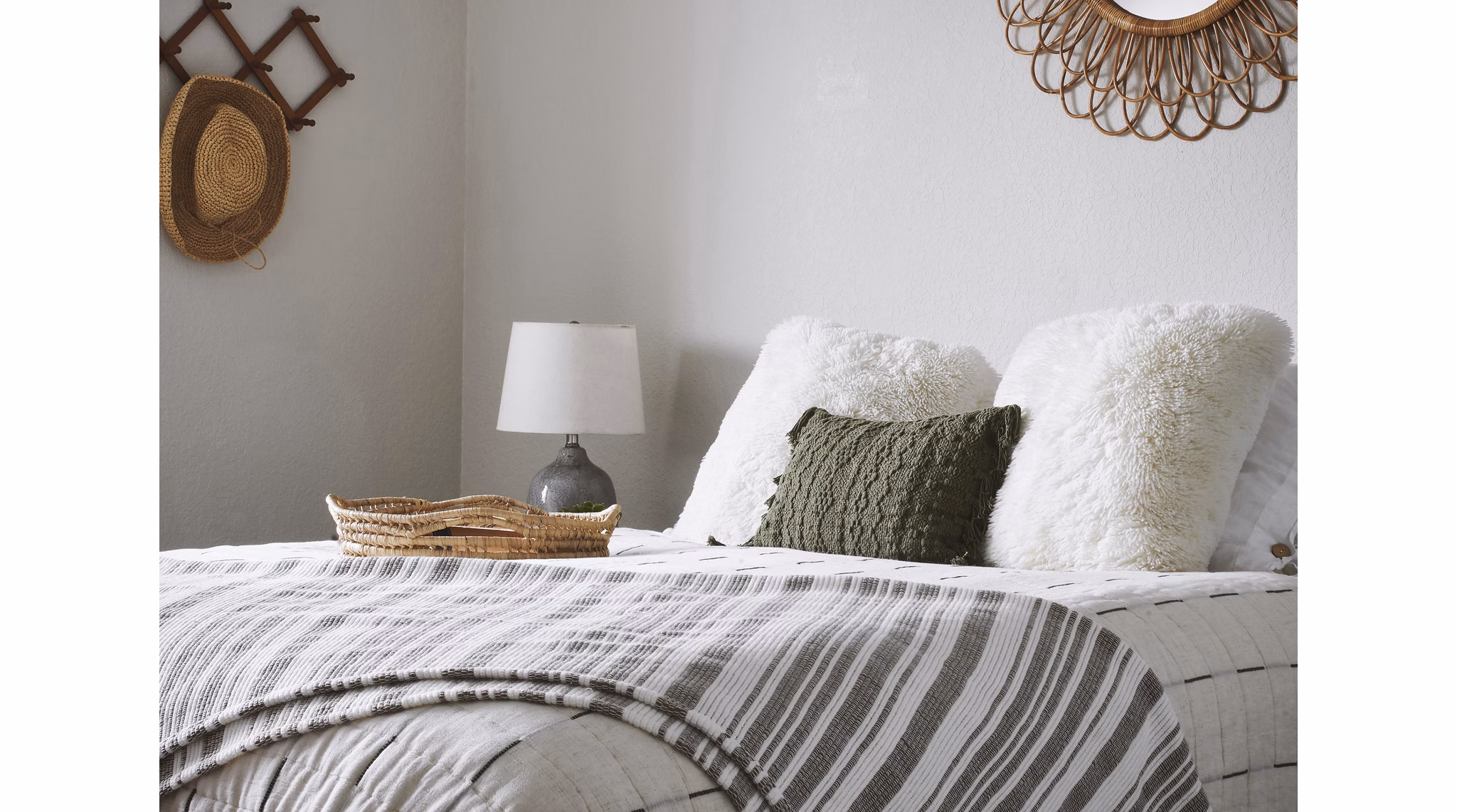 The Woodlands Apartments: Cozy bedroom with modern decor