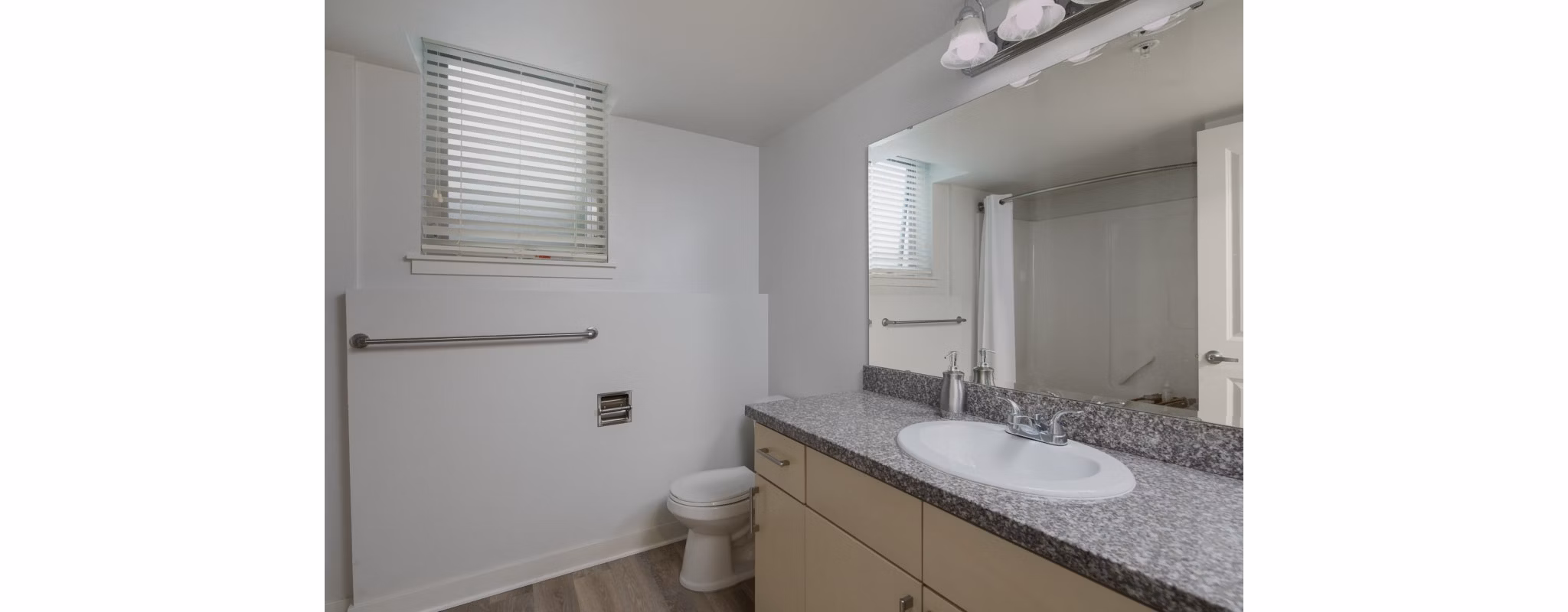 bathroom at Park Metro Apartments