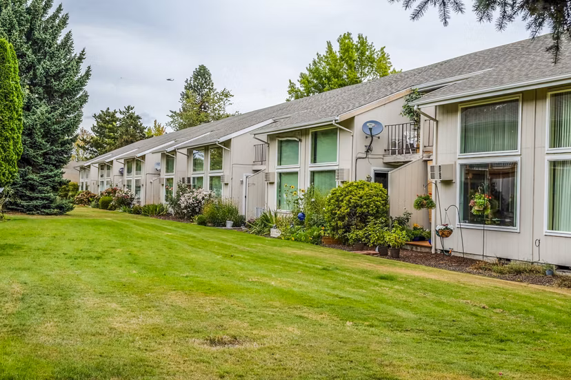 Meadowlawn Apartments: Contemporary building in suburban setting