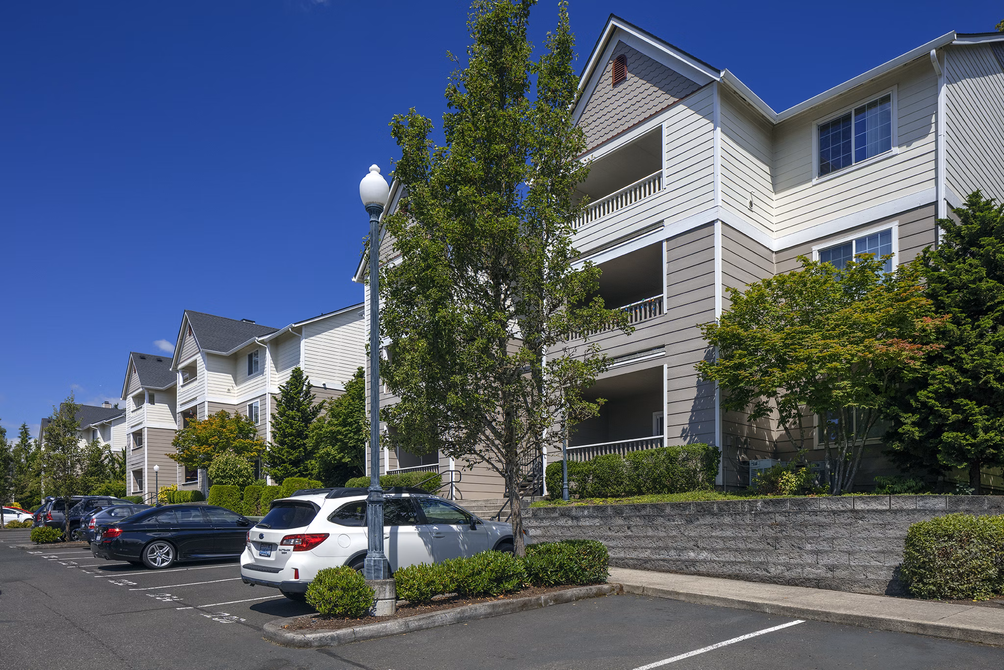 Highland Hills Apartments: Modern design in serene neighborhood setting