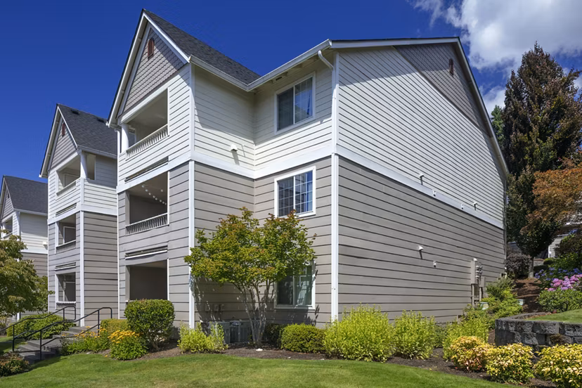 Highland Hills: Elegant view of luxury apartments in suburban setting