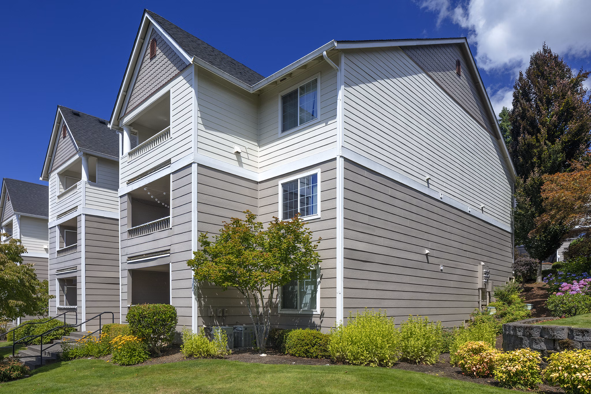 Highland Hills: Elegant view of luxury apartments in suburban setting
