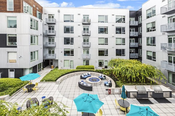 Stylish outdoor grill and patio area at Enso Apartments, ideal for social gatherings and relaxation