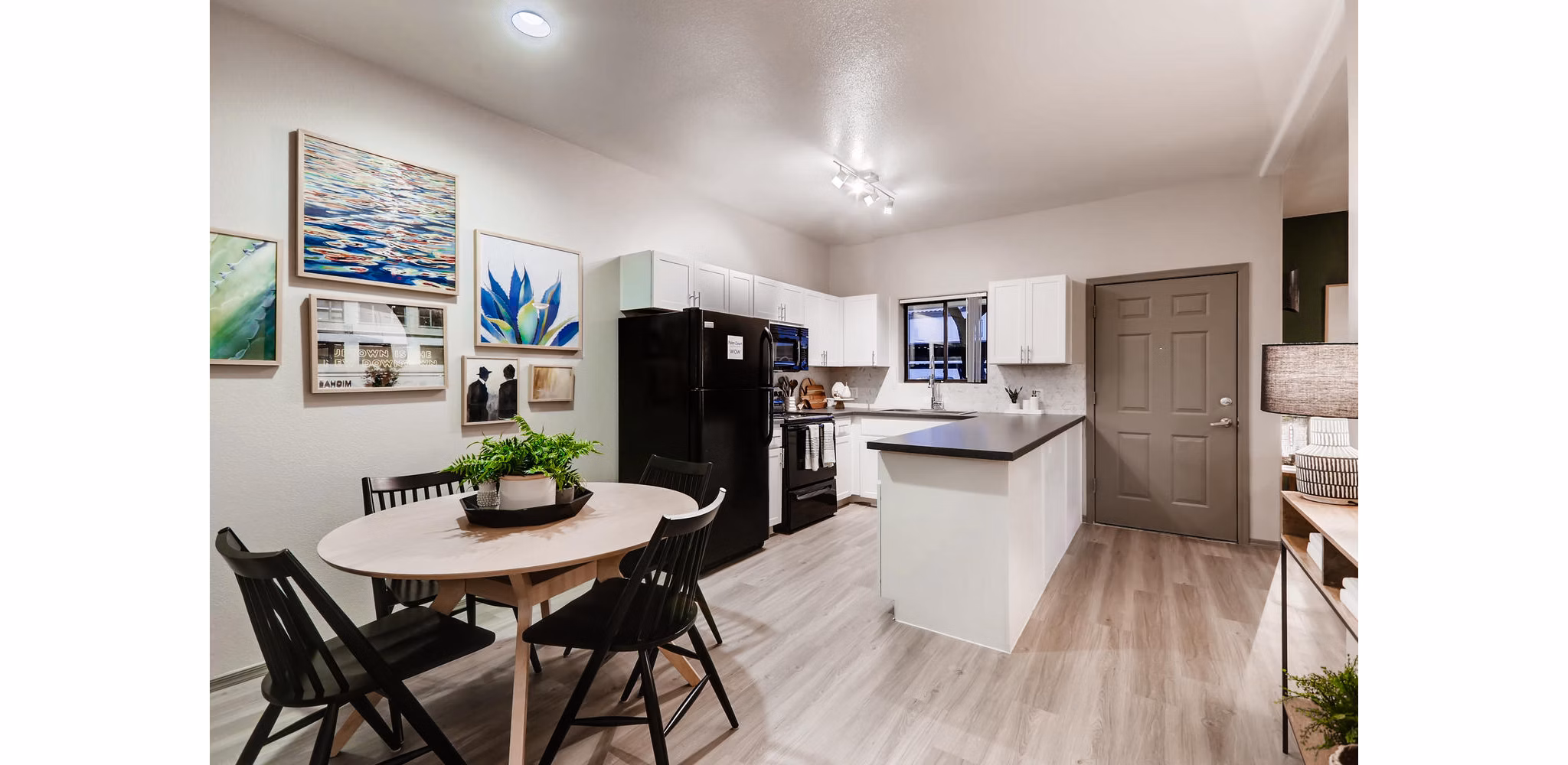 dining room at Palm Court Apartments
