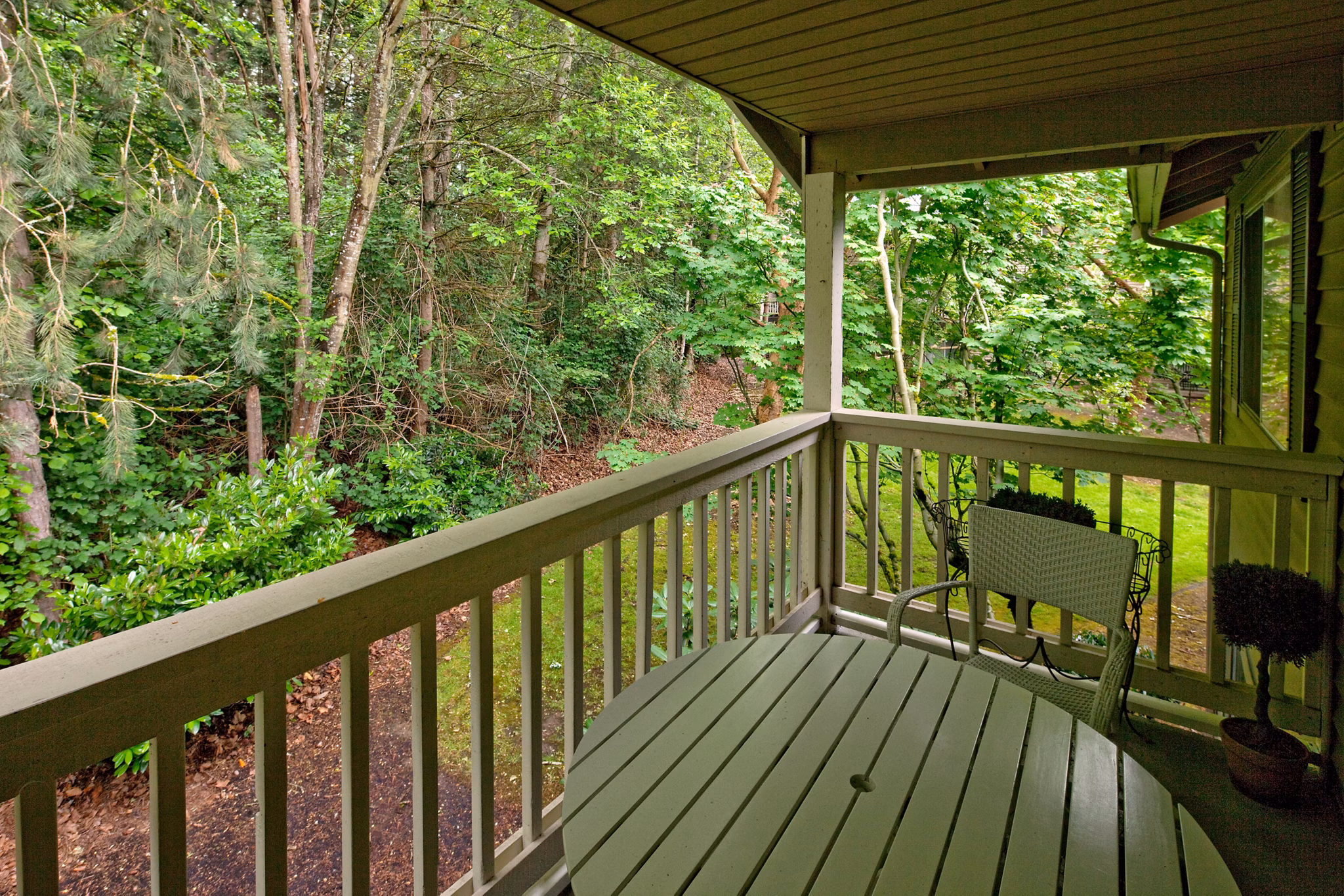 Spacious patio with modern furniture at Landmark at Tanasbourne Apartments, perfect for outdoor relaxation and entertaining
