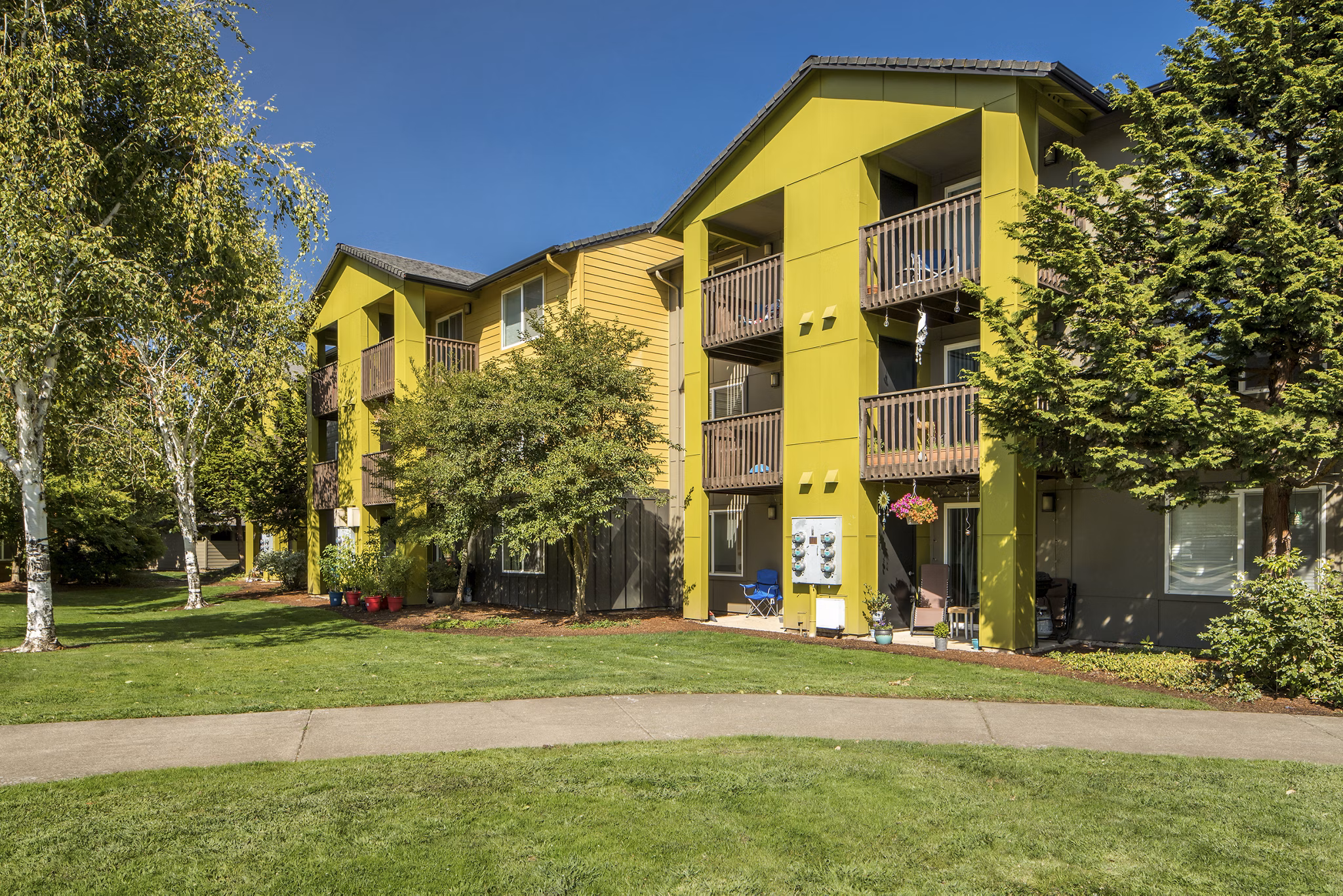 Crescent Park Apartments: Elegant of luxury apartments in a serene, park-like setting