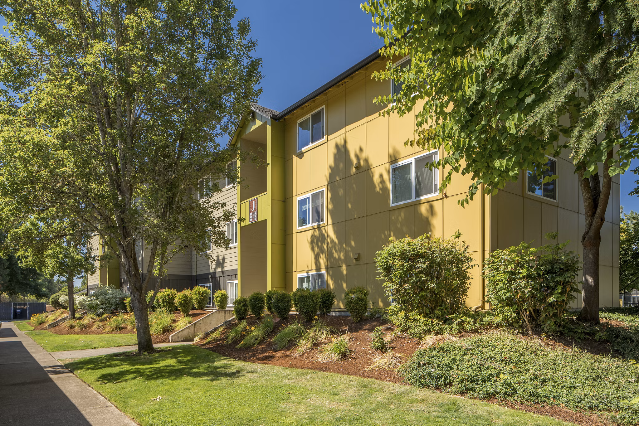 Crescent Park Apartments: Luxury view at modern apartment complex