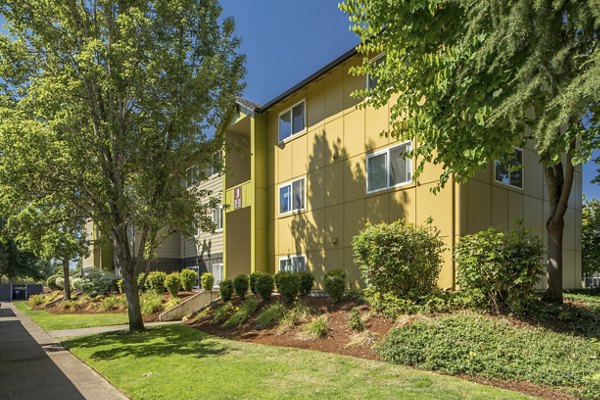 Crescent Park Apartments: Luxury view at modern apartment complex