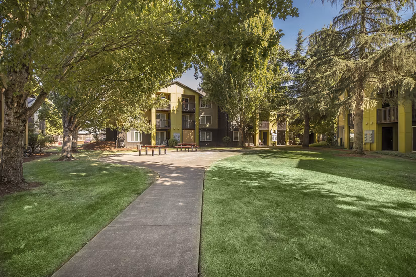 Crescent Park Apartments: Serene courtyard with landscaped gardens promoting relaxation in this luxury residential community