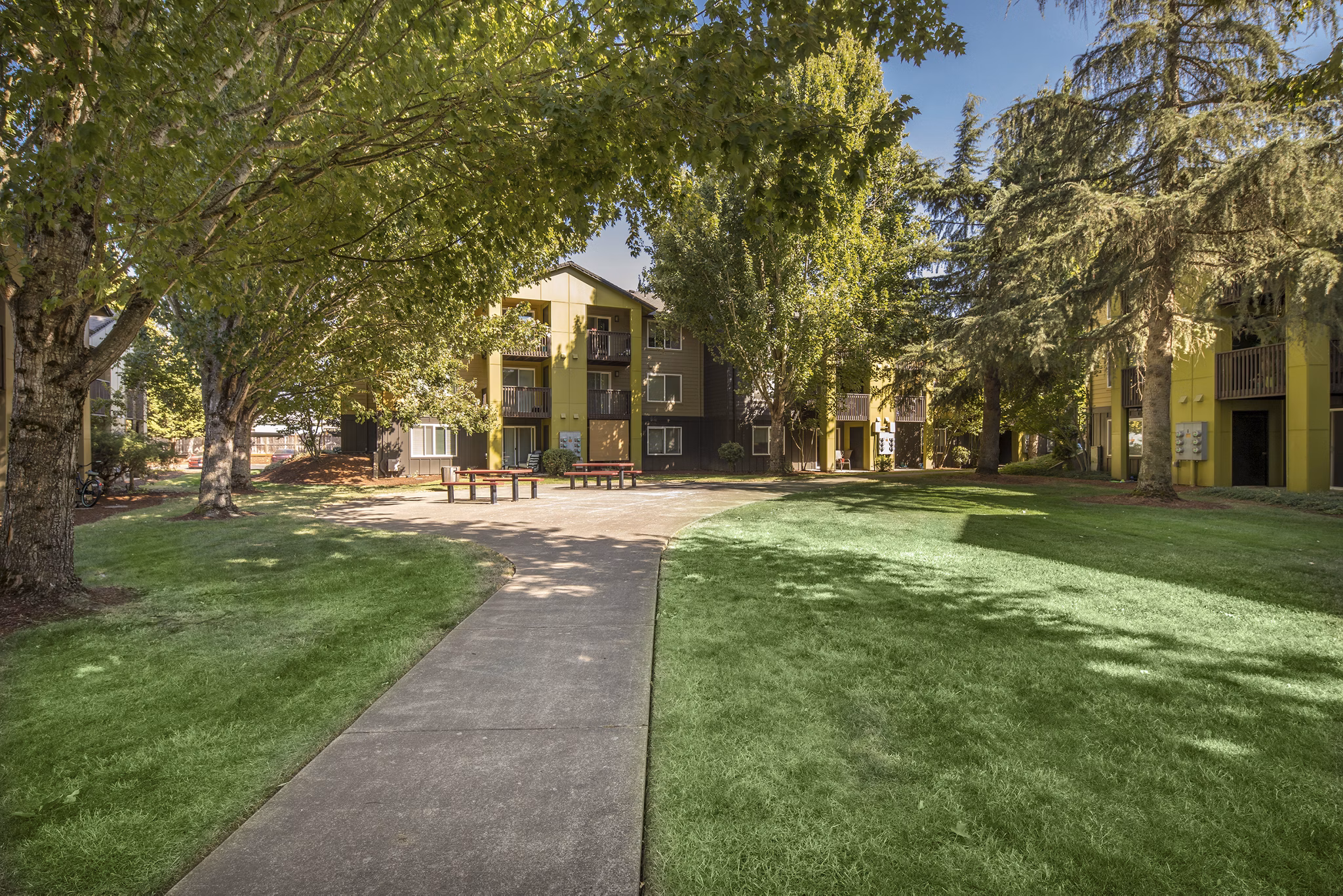Crescent Park Apartments: Serene courtyard with landscaped gardens promoting relaxation in this luxury residential community