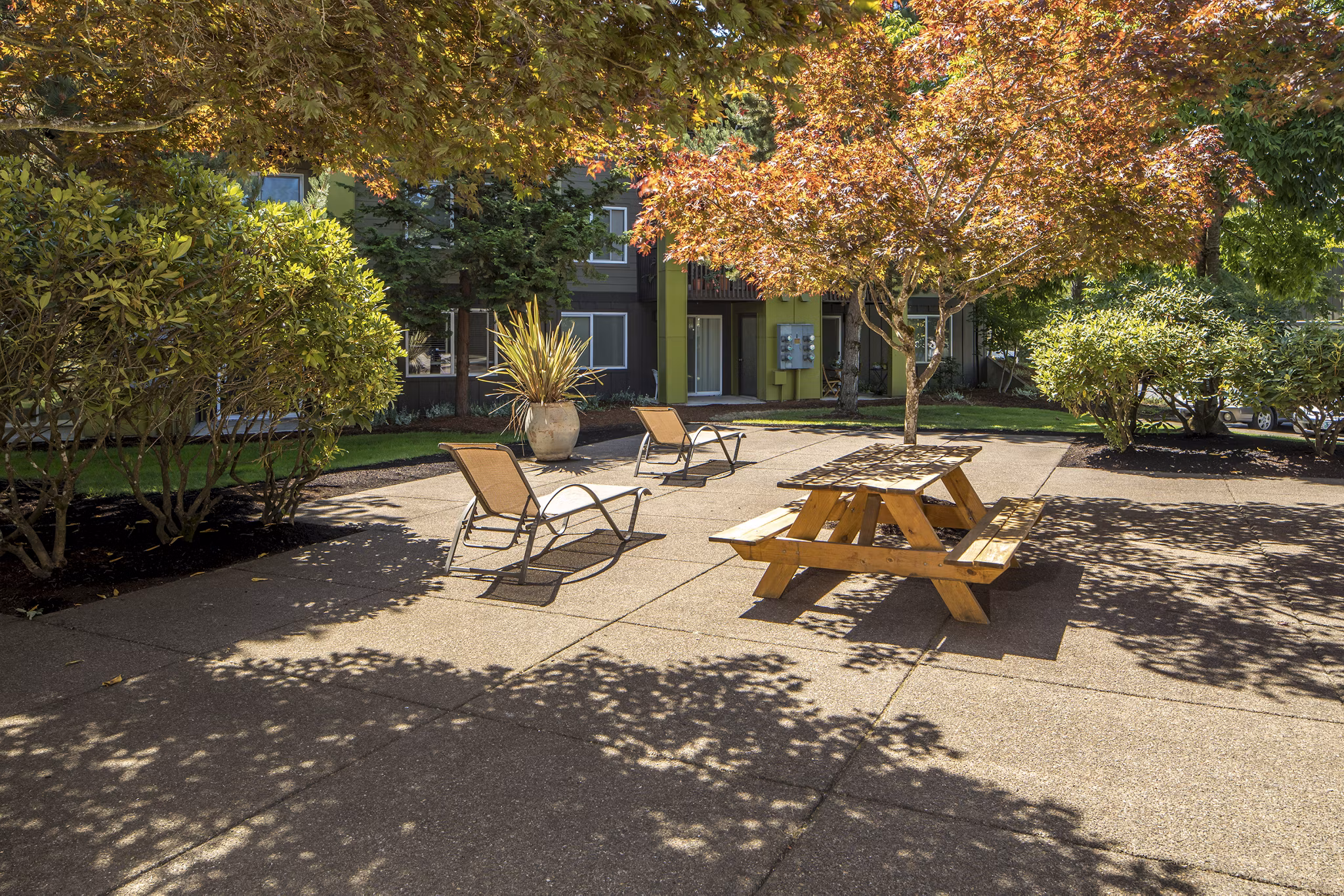 Crescent Park Apartments: Tranquil courtyard with lush greenery and seating areas in a luxury community