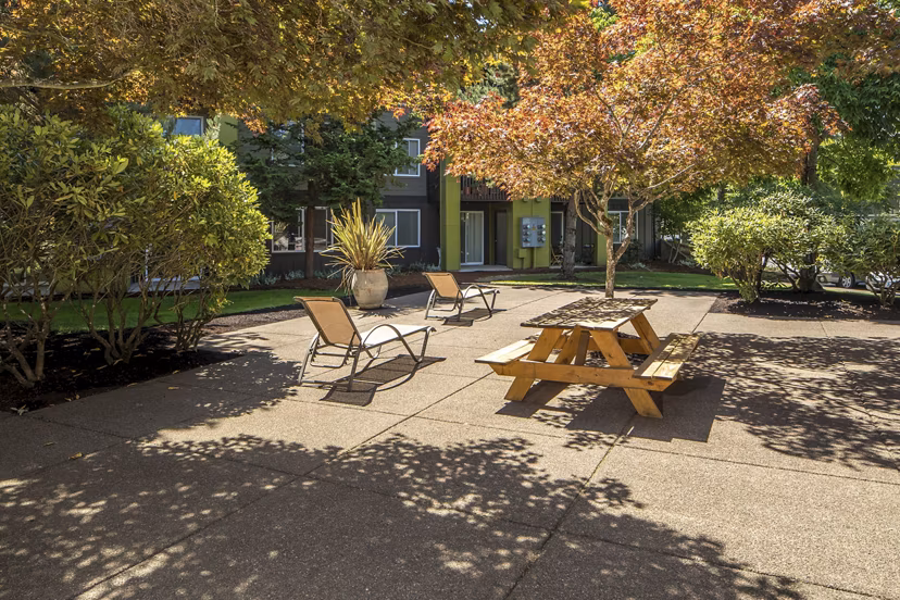 Crescent Park Apartments: Tranquil courtyard with lush greenery and seating areas in a luxury community
