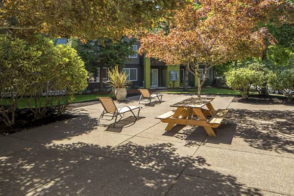 courtyard at Crescent Park Apartments