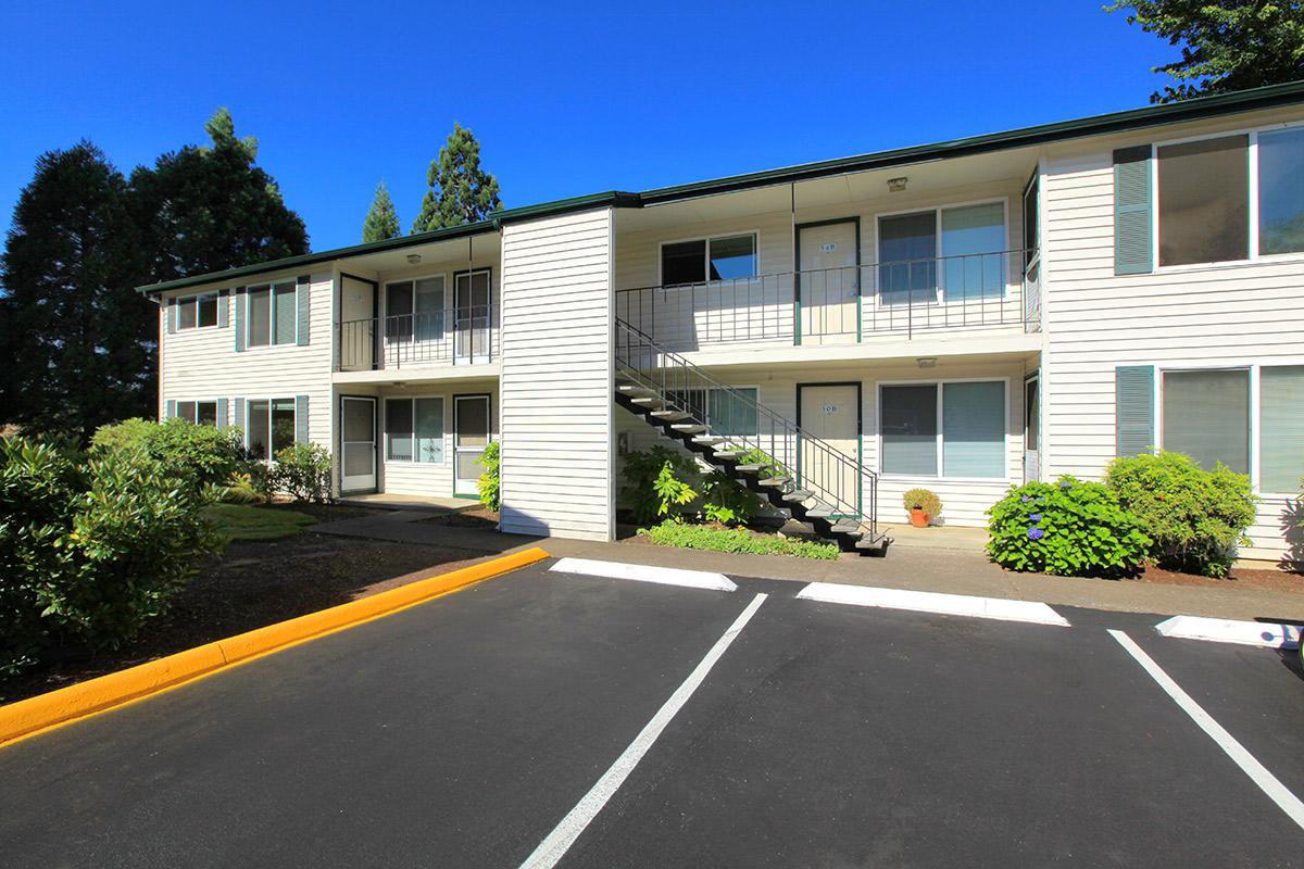 Redwood Park Apartments in Eugene | Greystar