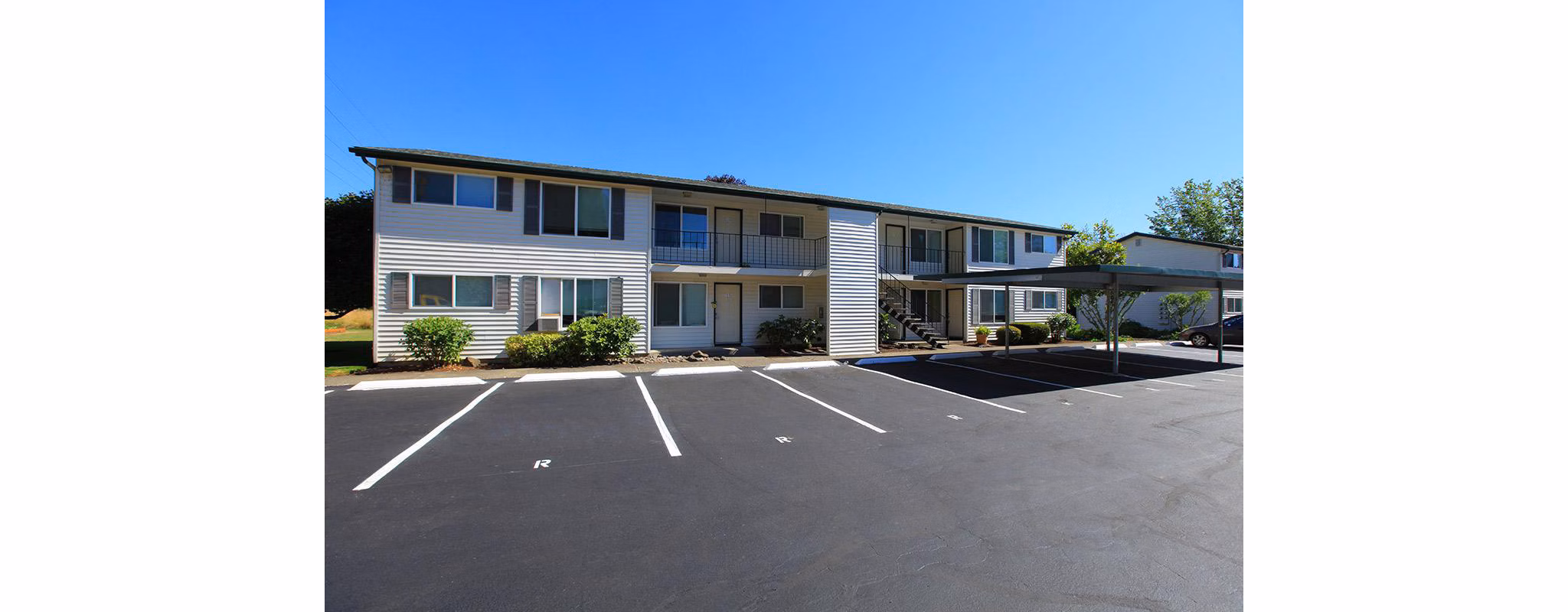 Redwood Park Apartments: Elegant mid-rise luxury apartments nestled in a serene suburban setting