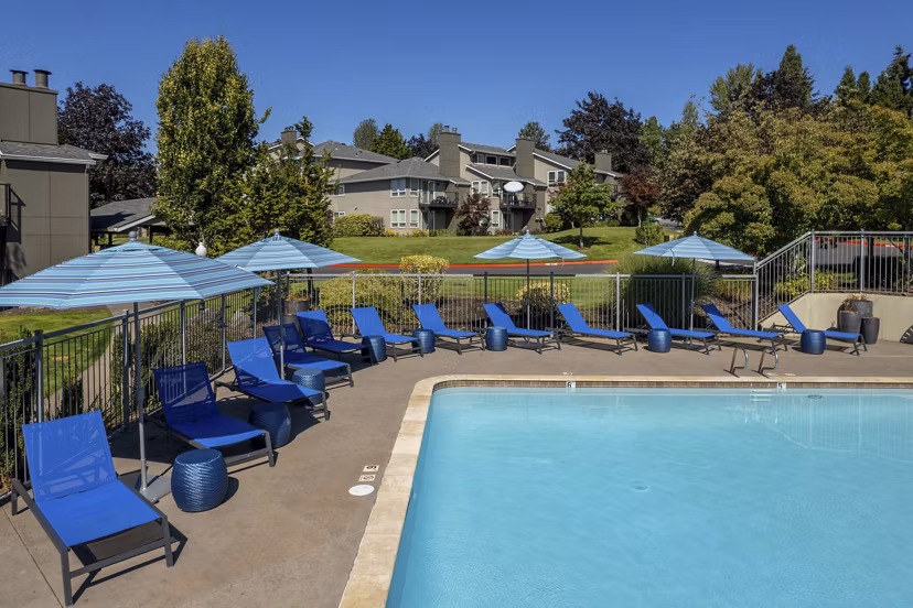 pool at Sorrento Bluff Apartments