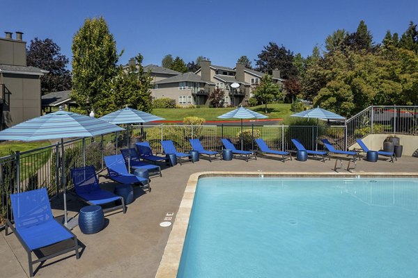 pool at Sorrento Bluff Apartments