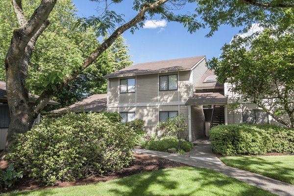 Summerfield Apartments: Elegant design of luxury apartments in suburban neighborhood