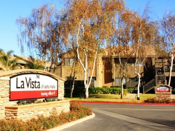 exterior at La Vista Apartments