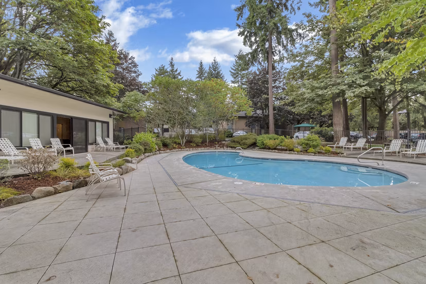 pool at Bellepark East Apartments 