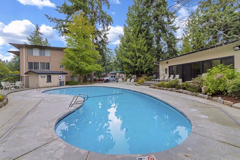 pool at Bellepark East Apartments 