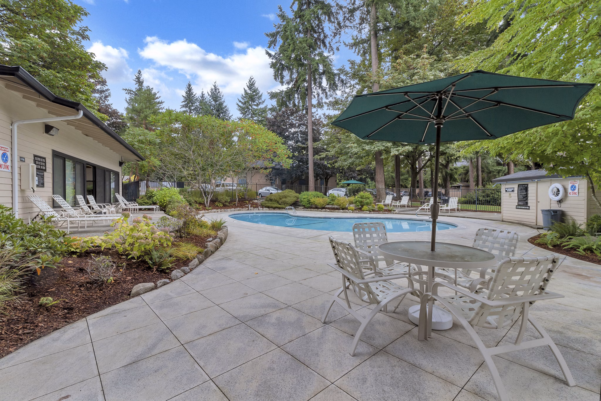 pool at Bellepark East Apartments 