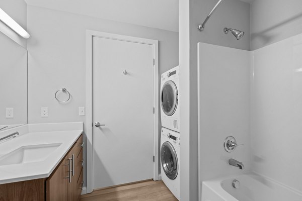 bathroom at Franklin Ide Apartments