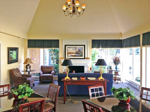 clubhouse at Woodside East Apartments